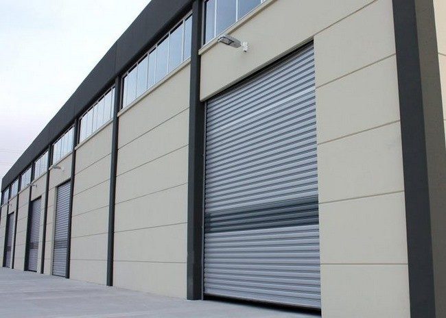 Briefing a warehouse shutter